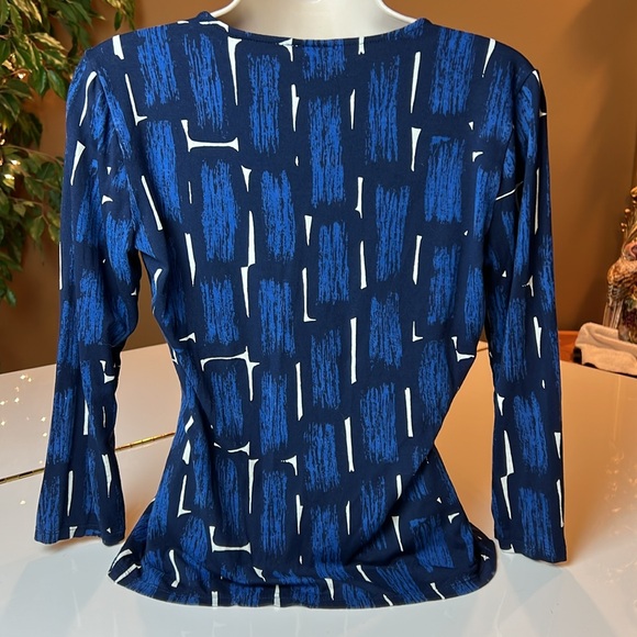 💙ANN TAYLOR BLUE & WHITE V NECK WRAP TO SIDE 3/4 SLEEVE TOP SIZE SMALL💙 - Picture 11 of 14